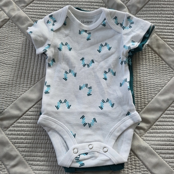 🔥5 FOR $25🔥NWOT 6 Pack Bundle Hanes Short Sleeve Onesies, 0-6M - Picture 5 of 14